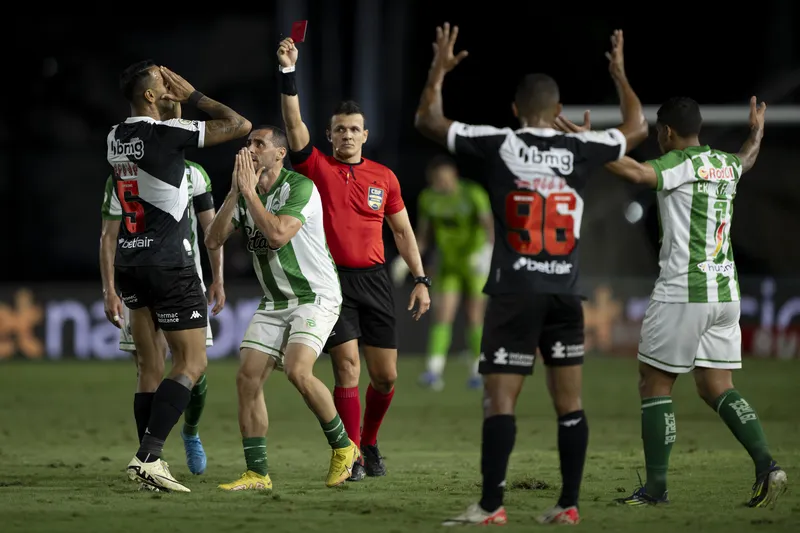 Souza entrou no fim no time do Vasco e foi expulso (Foto: Icon Sport)