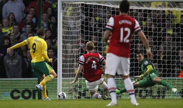 Arsenal perde e desperdi&ccedil;a chance de ficar entre os quatro