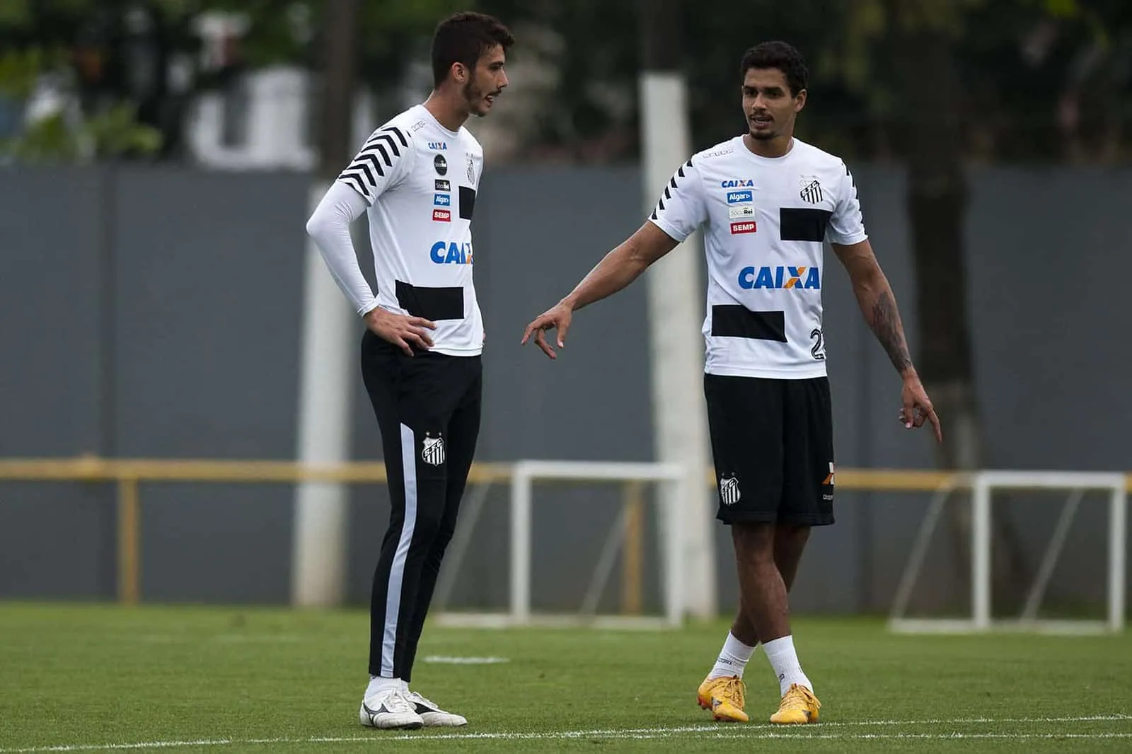 Gustavo Henrique e Lucas Ver&iacute;ssimo no Santos