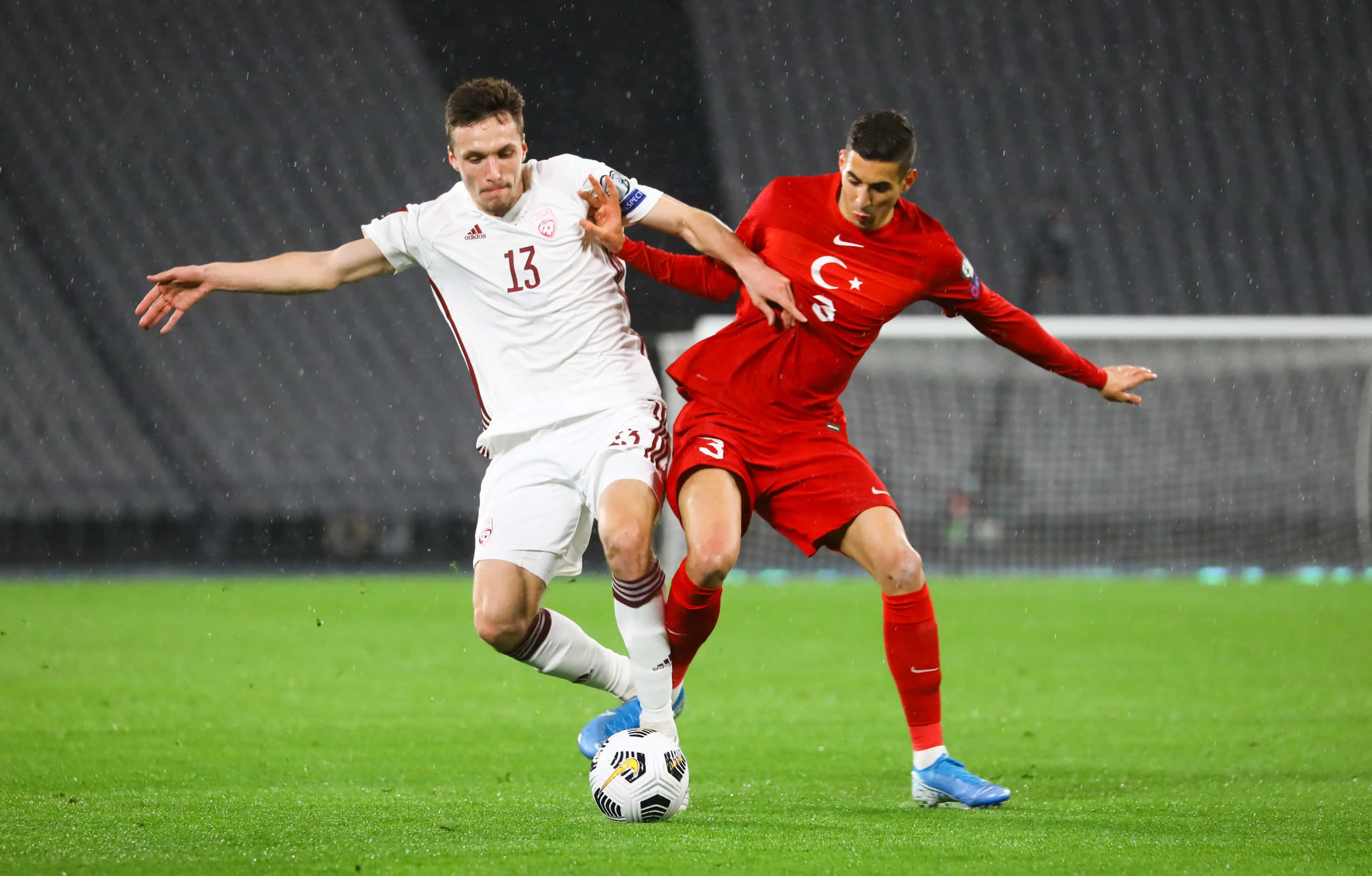 Turquia pressiona, tem gol anulado pelo VAR, mas goleia a Let&ocirc;nia, e encaminha vaga para a Eurocopa 2024