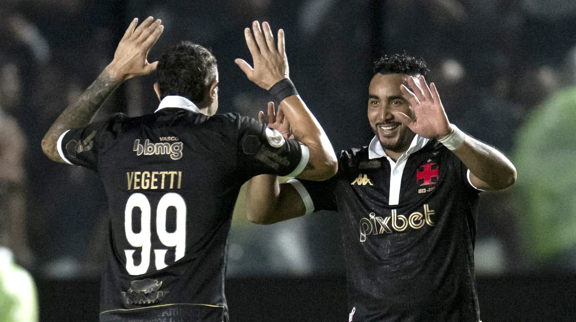 Payet, enfim, mostra a que veio e garante importante vit&oacute;ria do Vasco sobre o Fortaleza