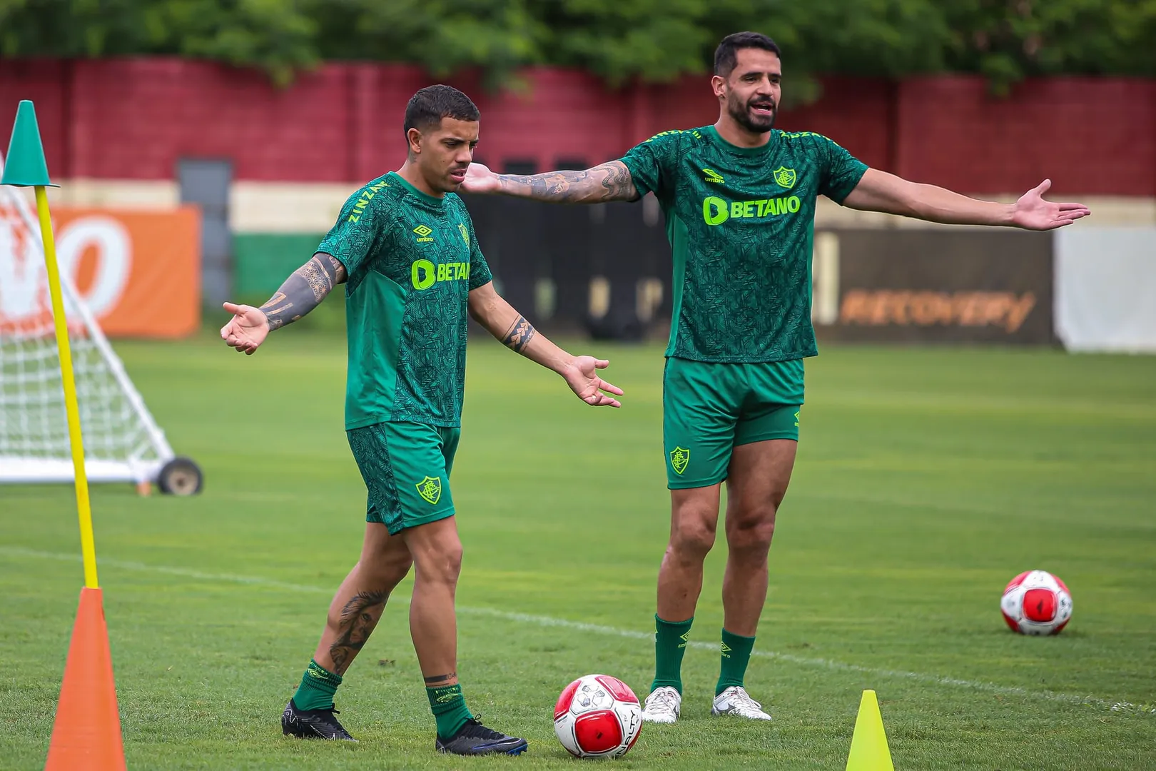 Terans e Renato Augusto foram refor&ccedil;os badalados do Fluminense para 2024, mas at&eacute; aqui, n&atilde;o renderam - Foto: Marcelo Gon&ccedil;alves/Fluminense FC