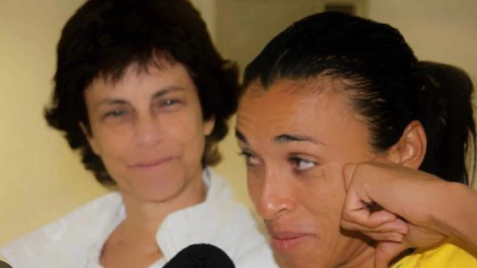 Helena Pacheco ao lado de Marta durante entrevista