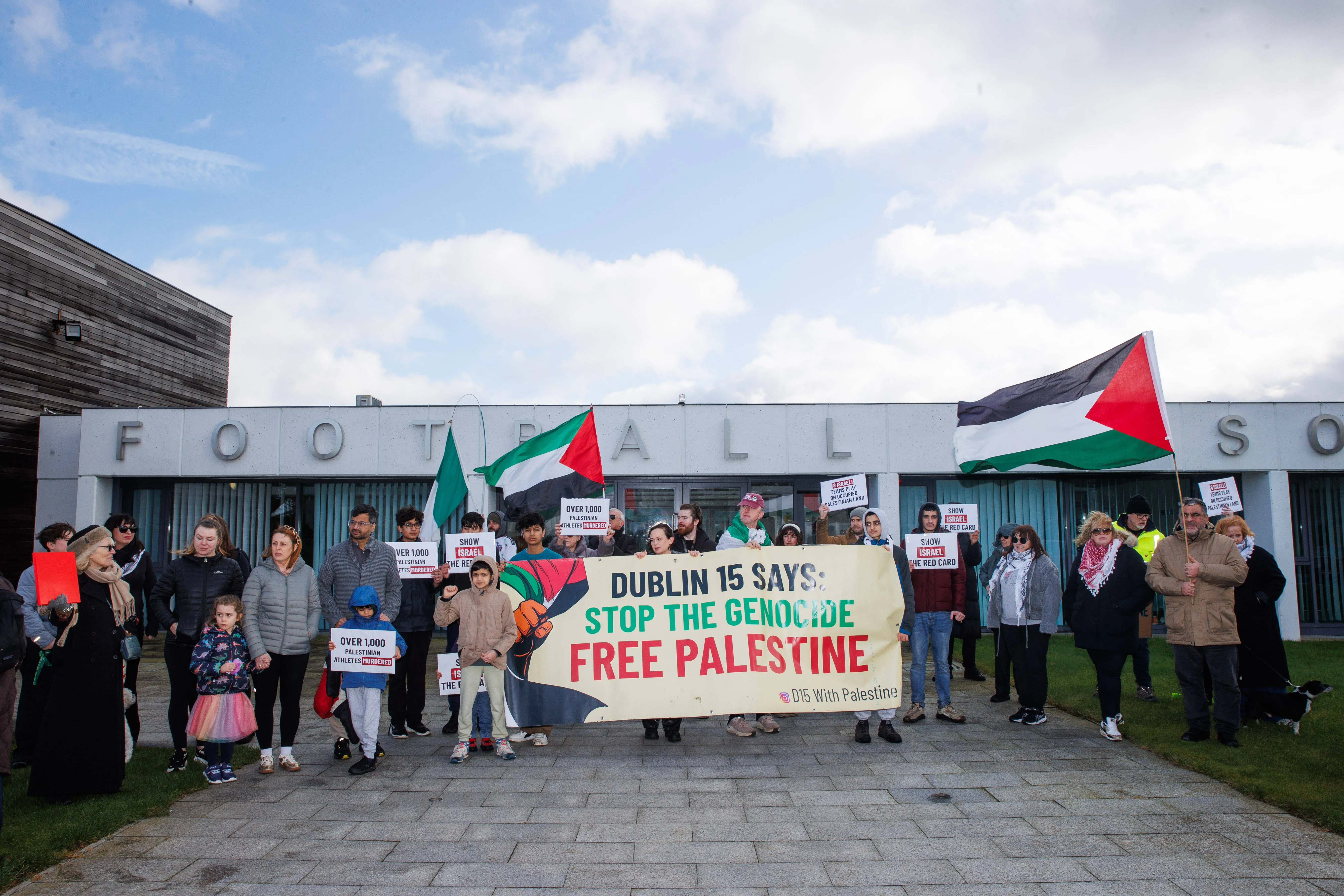 Protesto na sede da Federação Irlandesa de Futebol para exigir boicote à partida entre Irlanda e Israel (Foto: IMAGO / Inpho Photography)