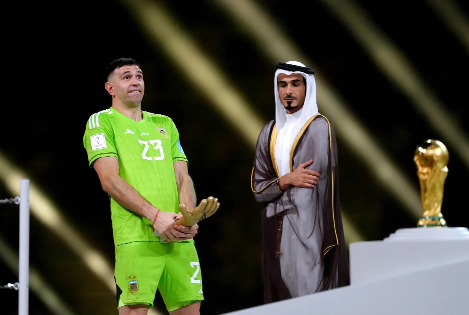 Foto: (Imago) - Dibu Mart&iacute;nez comemora Luva de Ouro da Copa do Mundo 2022 com gesto obsceno