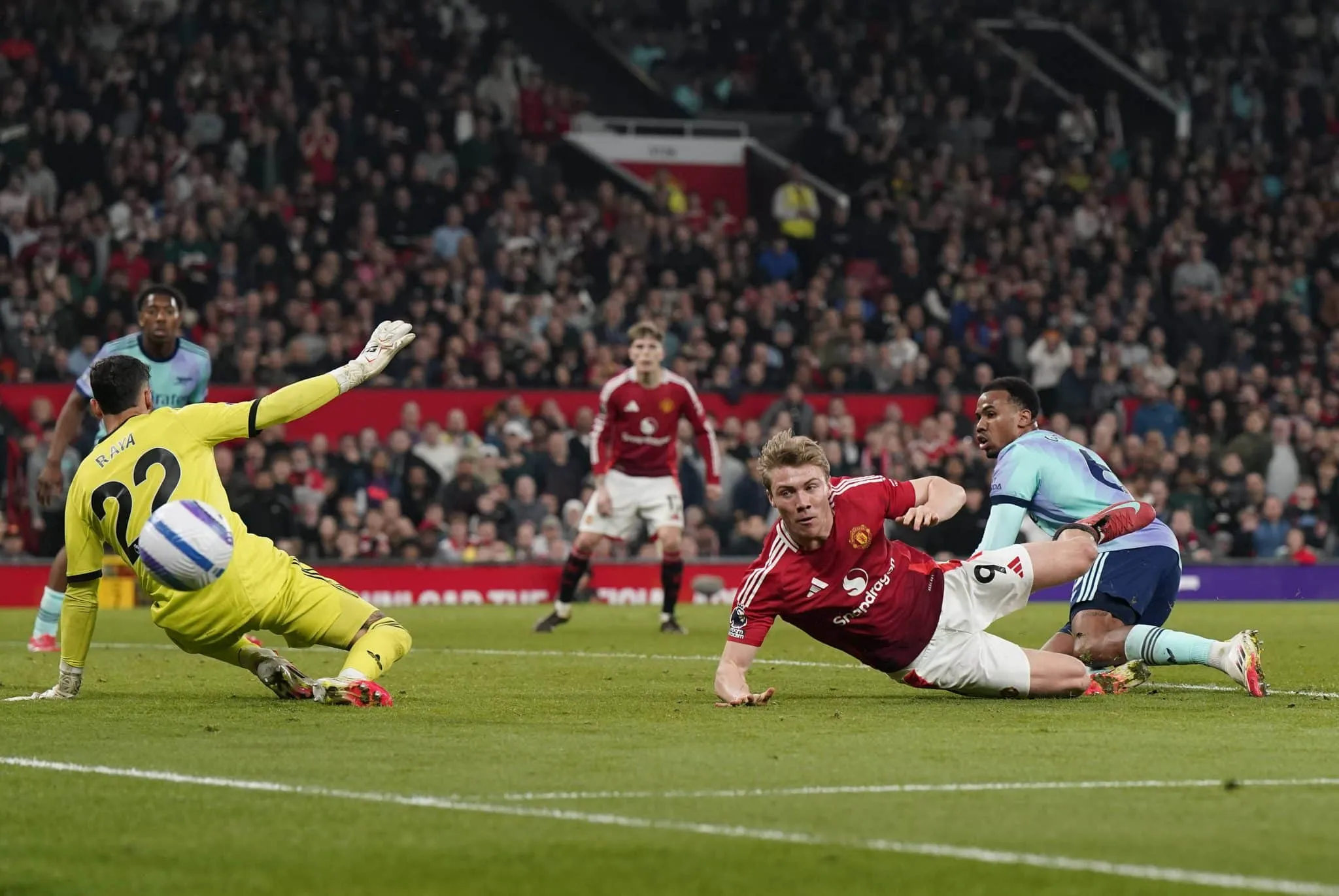 Destaque brasileiro e final emocionante marcam cl&aacute;ssico entre United x Arsenal