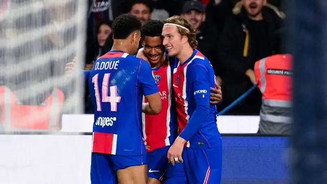 PSG encontra resist&ecirc;ncia do Lyon, recorre a her&oacute;is improv&aacute;veis e assume lideran&ccedil;a