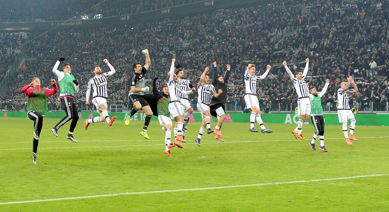 Deixou chegar: Juve arranca dram&aacute;tica vit&oacute;ria sobre o Napoli e, enfim, assume a lideran&ccedil;a