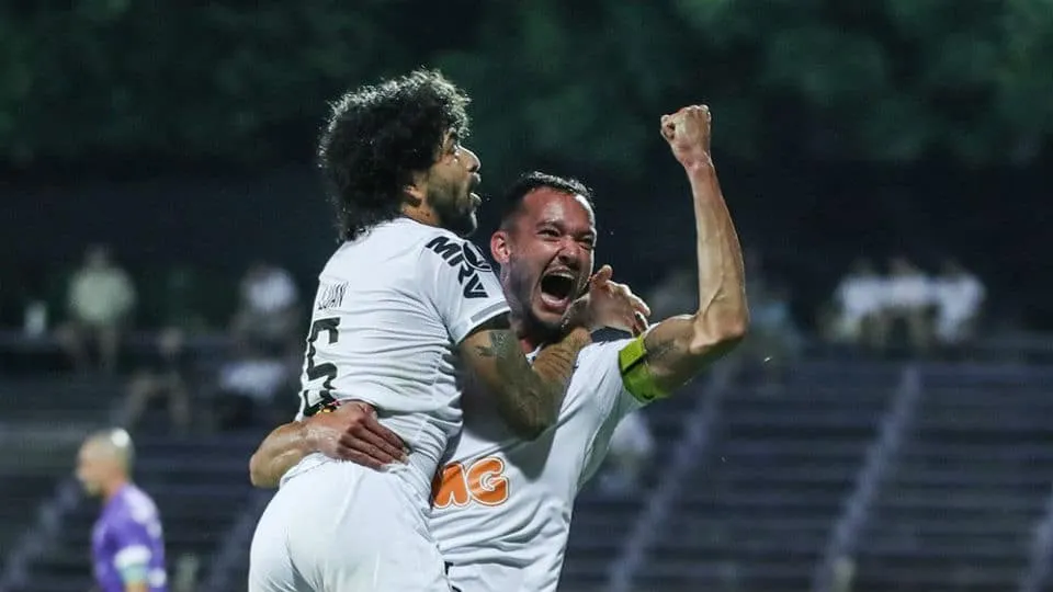 O Galo sobrou em Montevid&eacute;u e a vit&oacute;ria por 2&times;0 sai at&eacute; barata, diante da quantidade de chances