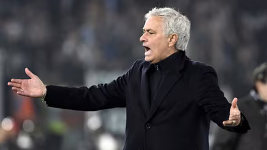 Derrota no d&eacute;rbi italiano traz &agrave; tona ambiente conturbado na Roma; Mourinho deve continuar?