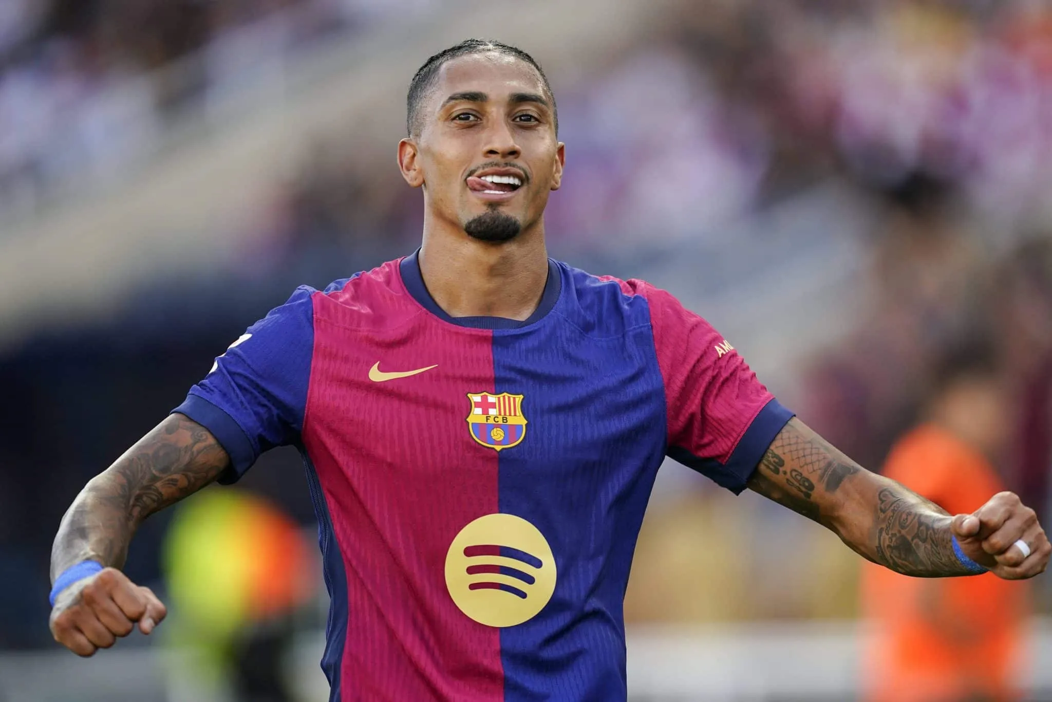 Raphinha rouba a cena e faz primeiro hat-trick da carreira em goleada do Barcelona