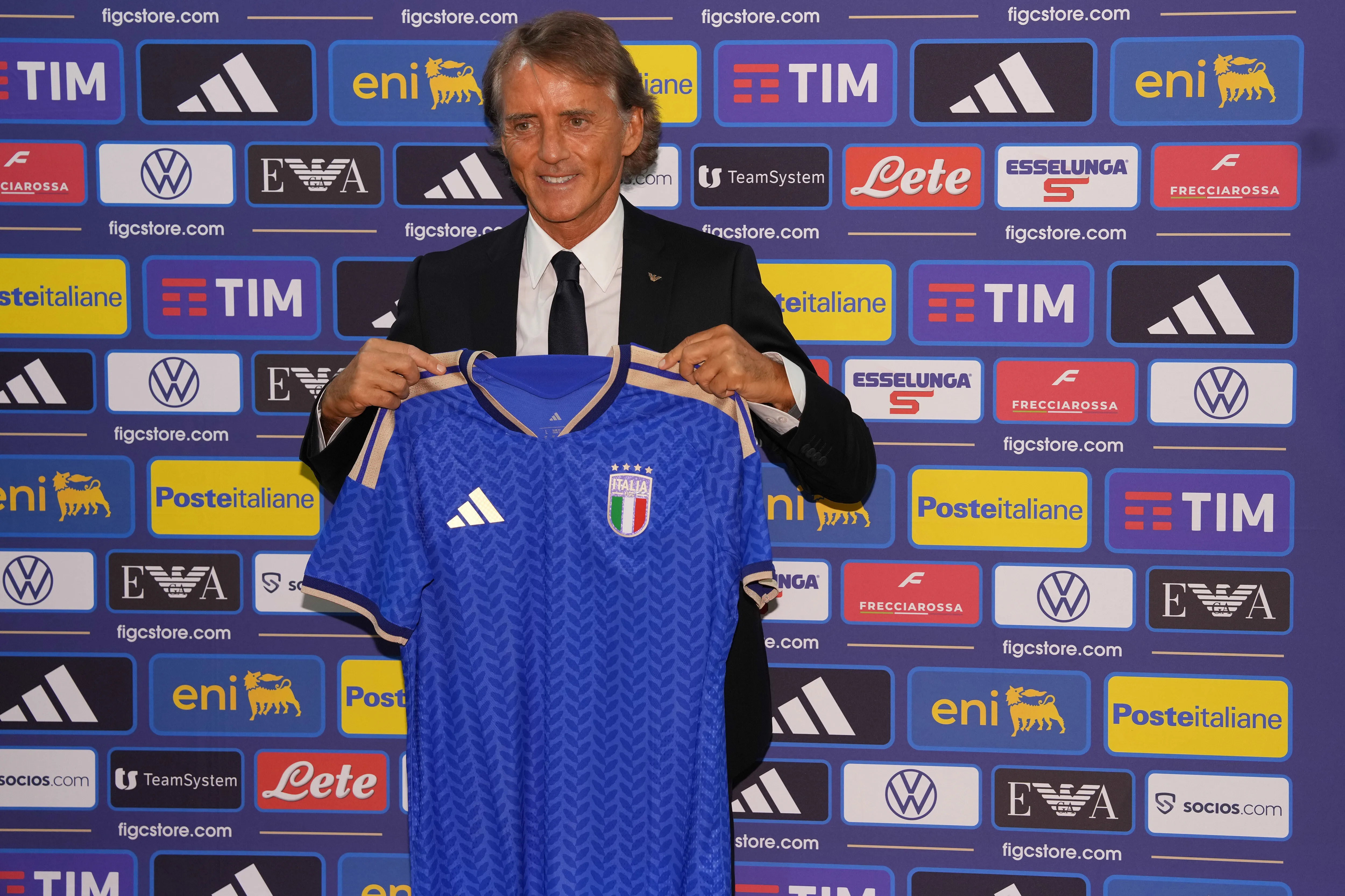 Roberto Mancini posa com a camisa da It&aacute;lia
