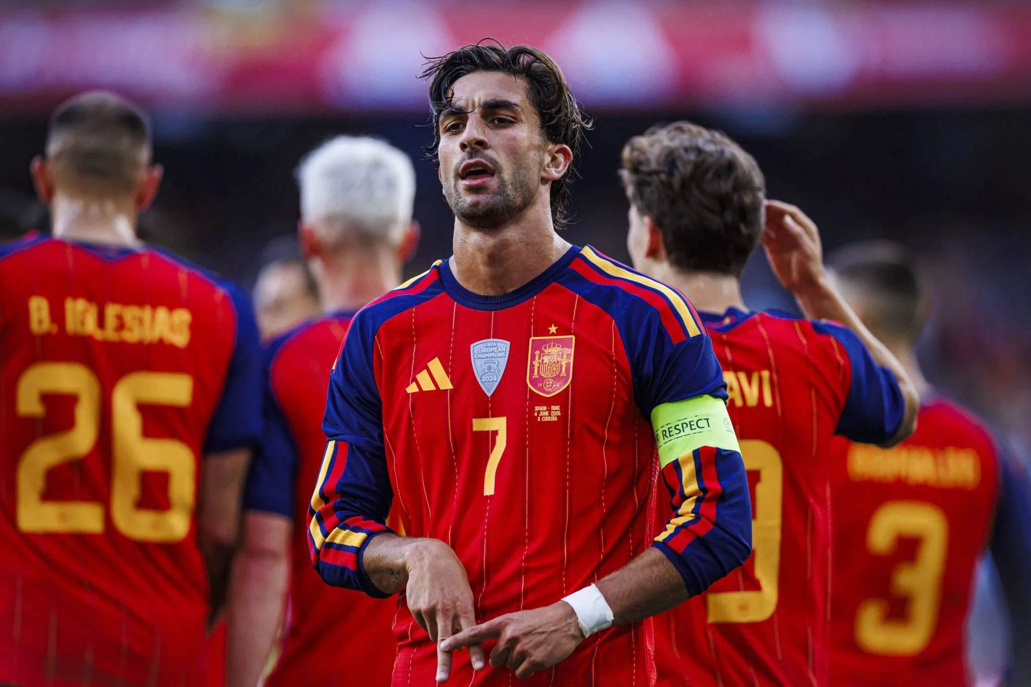 Ferran Torres comemora gol pela Espanha