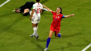 Com brilho de Morgan e Naeher, EUA eliminam Inglaterra e v&atilde;o &agrave; terceira final de Copa seguida