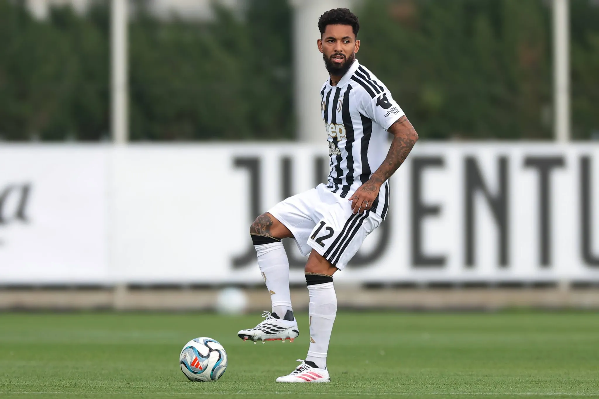 Douglas Luiz em ação pela Juventus