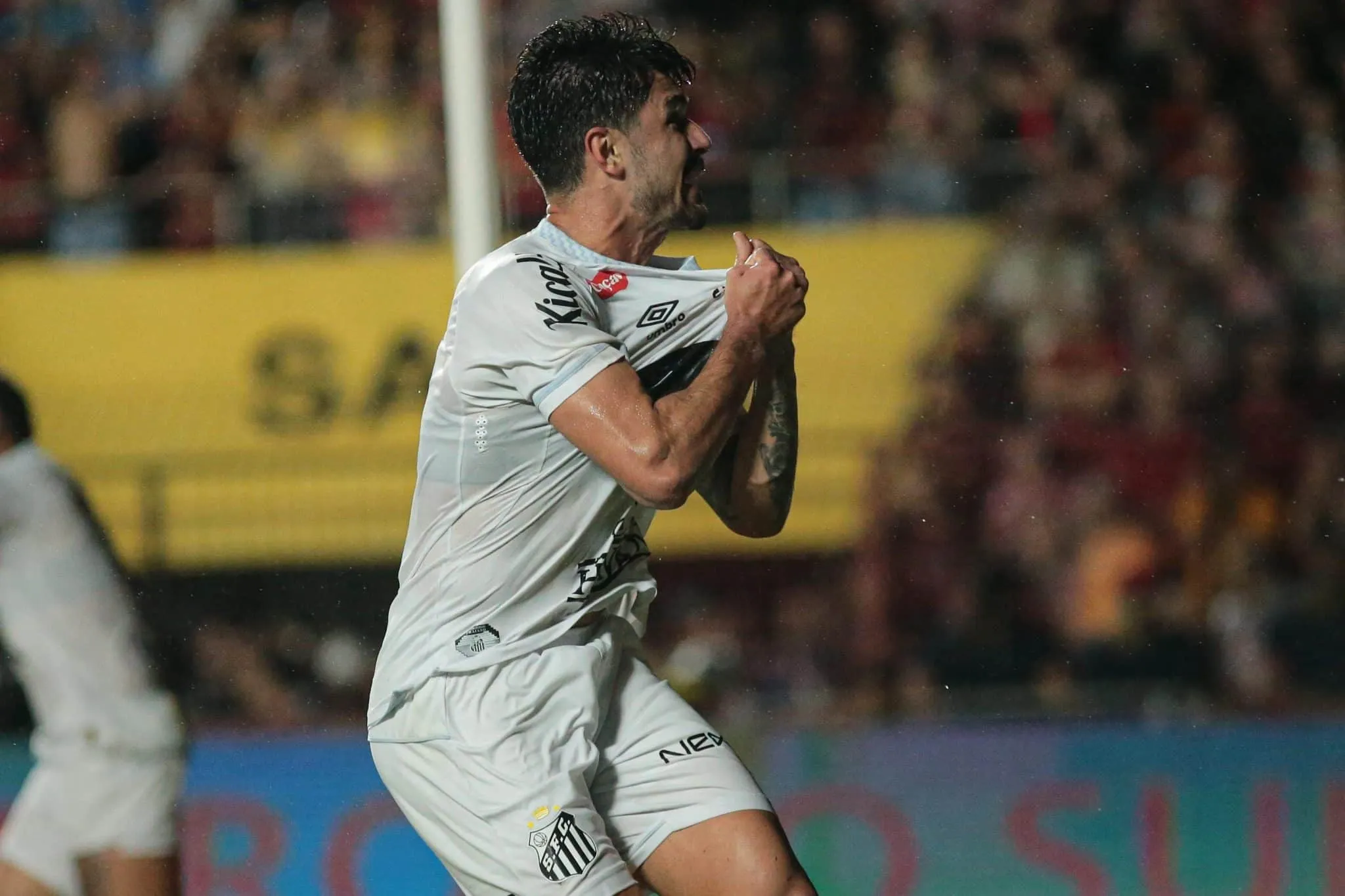 Basso comemora o gol de empate