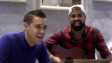 [V&iacute;deo] Sandro est&aacute; na segundona inglesa, mas mostra seu talento como m&uacute;sico em programa de TV