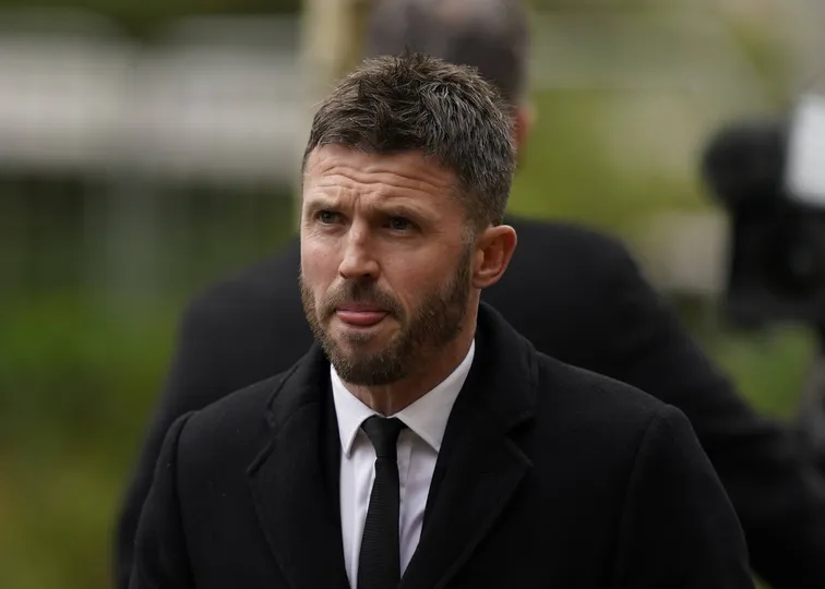 Michael Carrick ficou apenas tr&ecirc;s jogos &agrave; frente do Manchester United, mas manteve invencibilidade com duas vit&oacute;rias e um empate