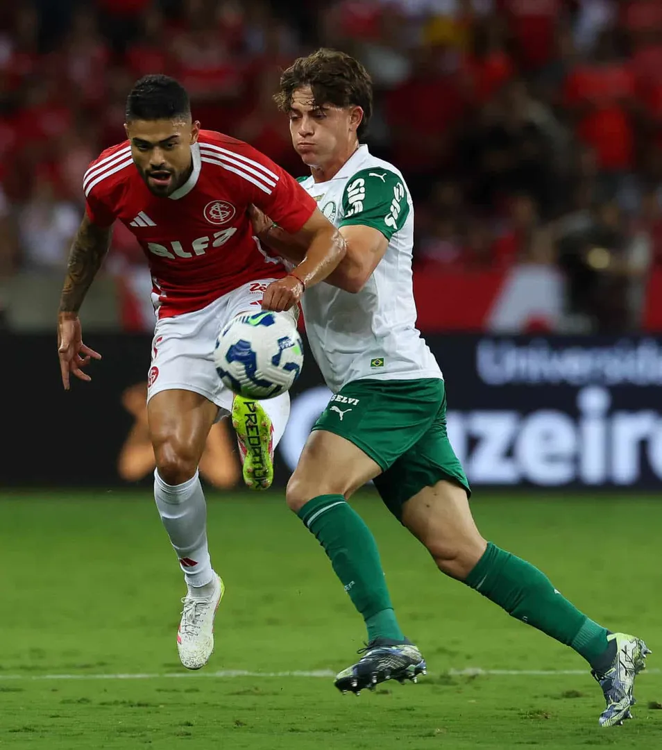 O jogador Agust&iacute;n Giay, da SE Palmeiras, disputa bola com o jogador do  Internacional