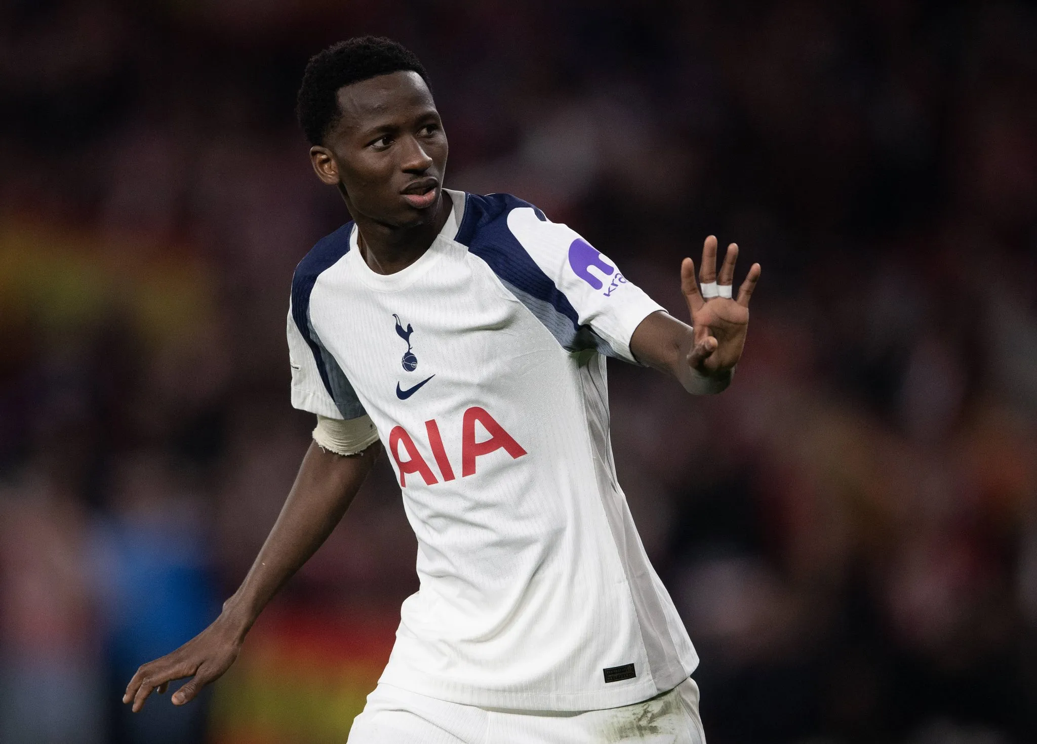 Pape Sarr em a&ccedil;&atilde;o pelo Tottenham