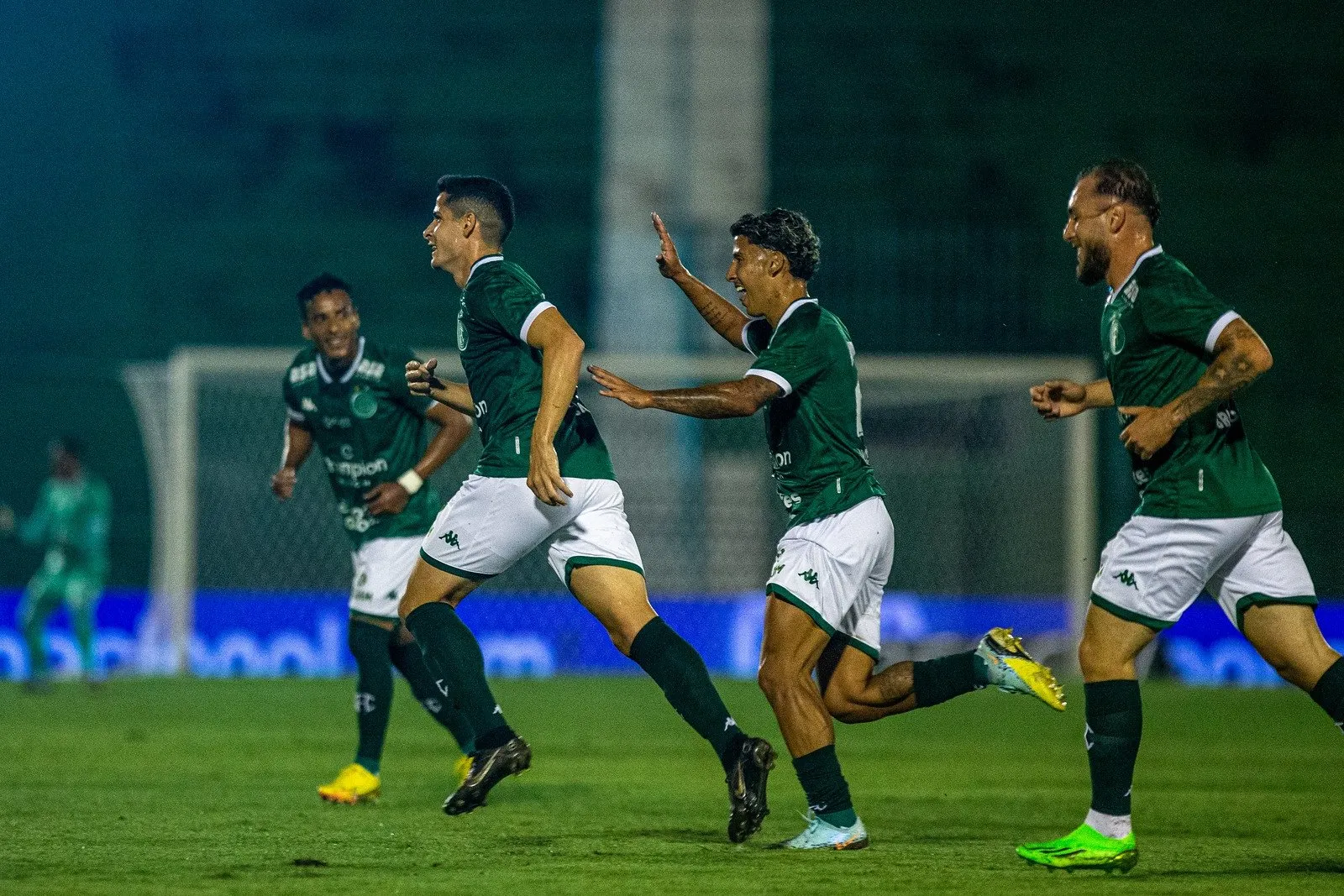 O primeiro gol da S&eacute;rie B foi uma pintura de Matheus Barbosa, que abriu a goleada do Guarani