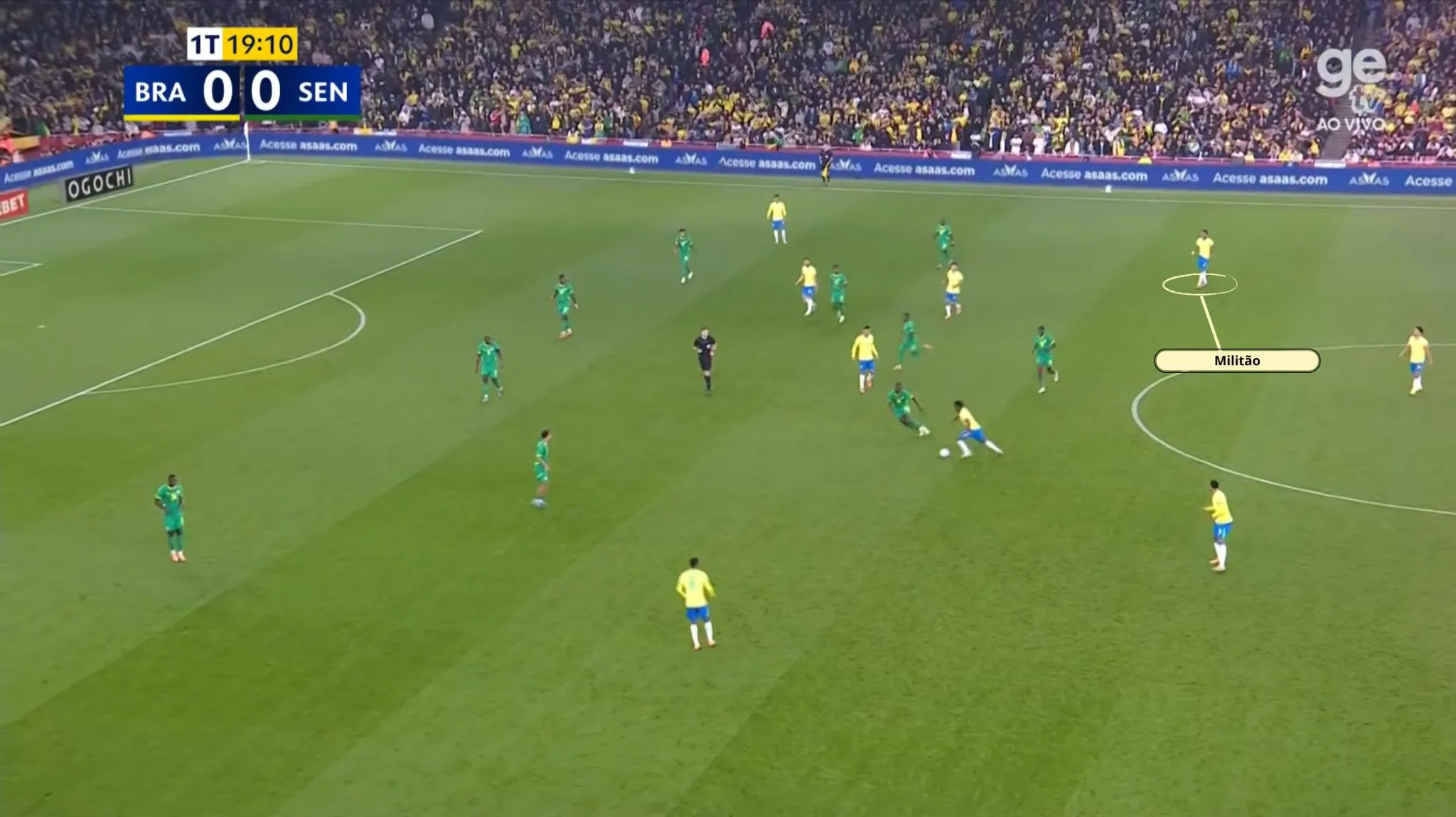 Milit&atilde;o como lateral-direito em Brasil x Senegal