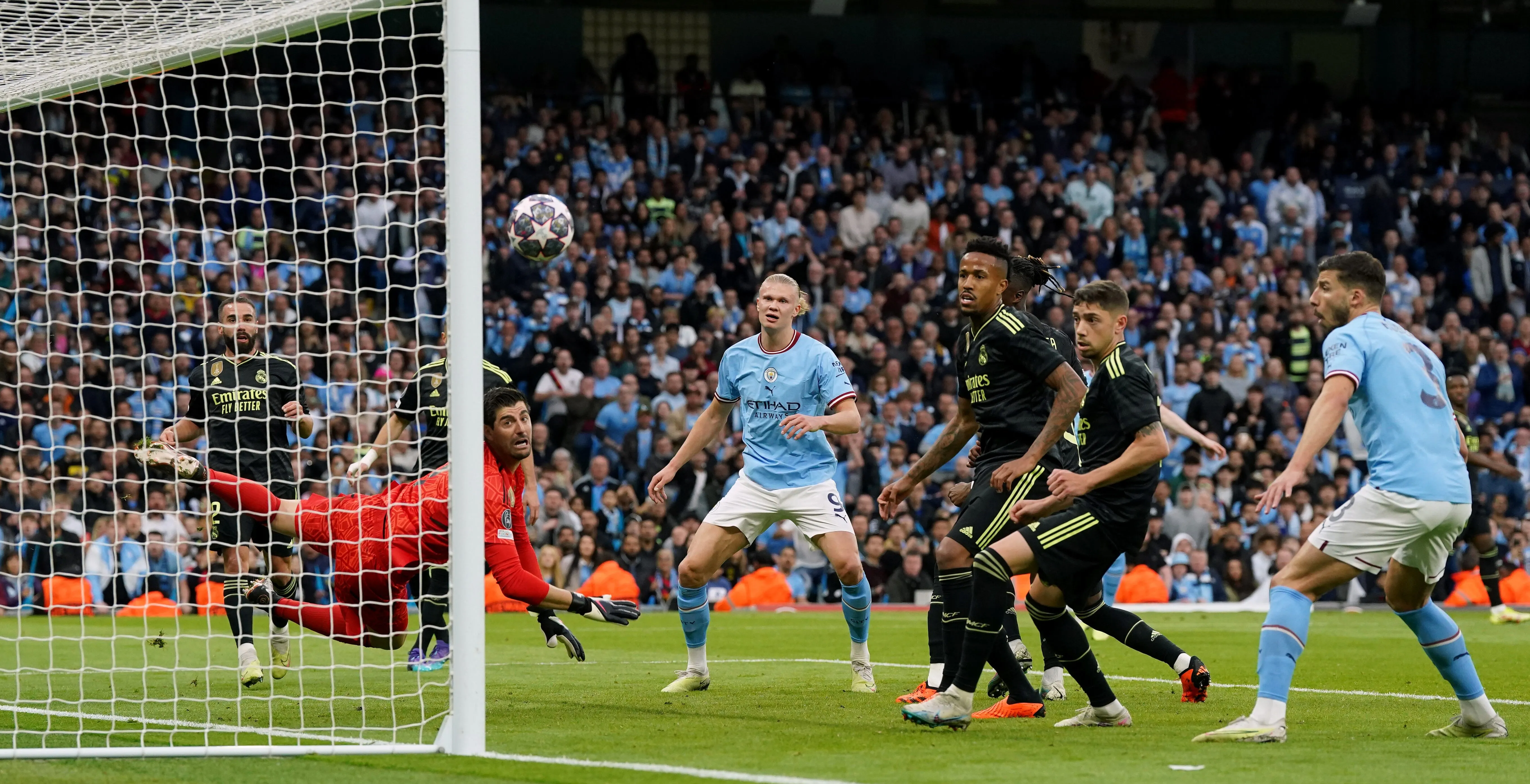 Enquanto Courtois beirou o surreal para evitar um massacre maior, Ederson tamb&eacute;m foi pontualmente importante &agrave; imposi&ccedil;&atilde;o do City