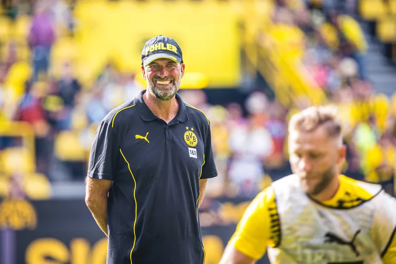 Klopp observa aquecimento dos jogadores antes do in&iacute;cio do jogo festivo
