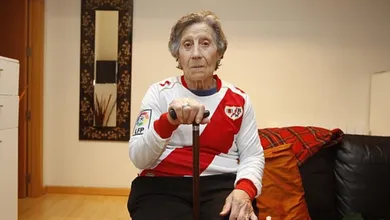 Lembra da idosa salva do despejo pelo Rayo? Ela deu parte do dinheiro a &iacute;dolo com c&acirc;ncer