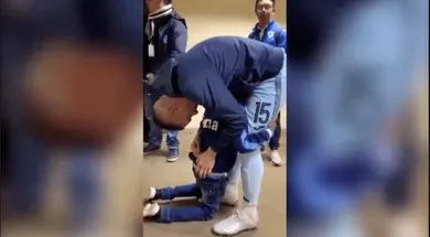 O abra&ccedil;o emotivo em um pequeno torcedor resume bem a grande hist&oacute;ria que Juanmi Callej&oacute;n escreveu no Bol&iacute;var