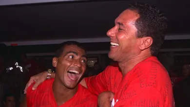 Sapuca&iacute; rubro-negra: H&aacute; 30 anos, Luxemburgo sambou em comemora&ccedil;&atilde;o ao centen&aacute;rio do Flamengo