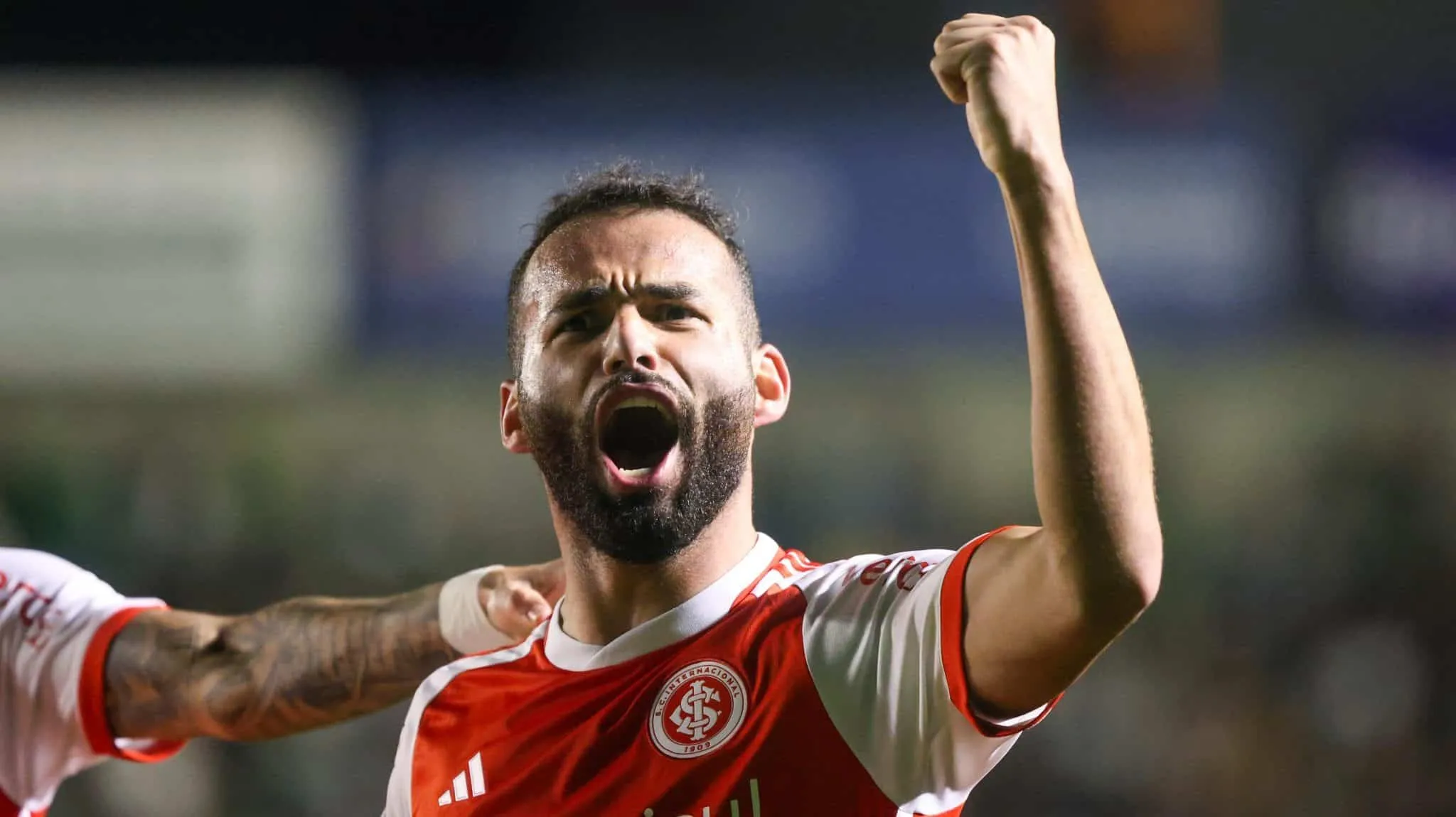 Pe&ccedil;a-chave do Internacional dentro de campo, Thiago Maia se torna problema fora dele