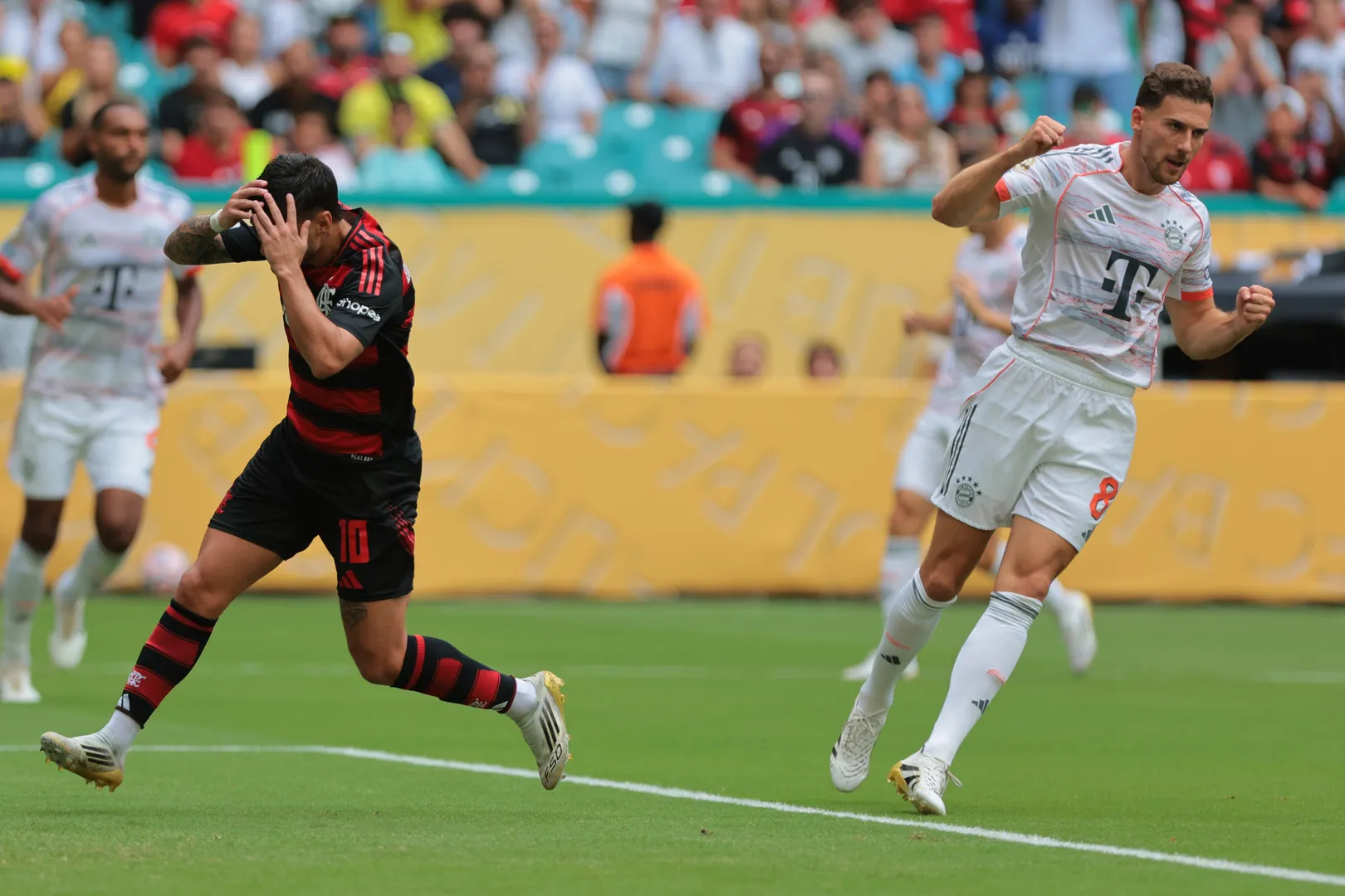 Arrascaeta se lamenta durante a derrota do Flamengo para o Bayern de Munique