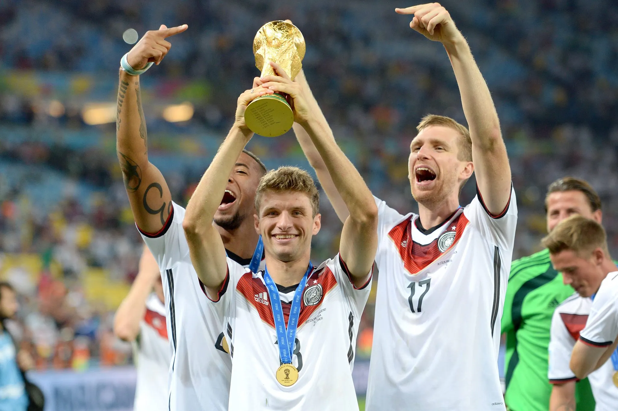 Thomas Muller, da Alemanha, ergue a ta&ccedil;a da Copa do Mundo de 2014