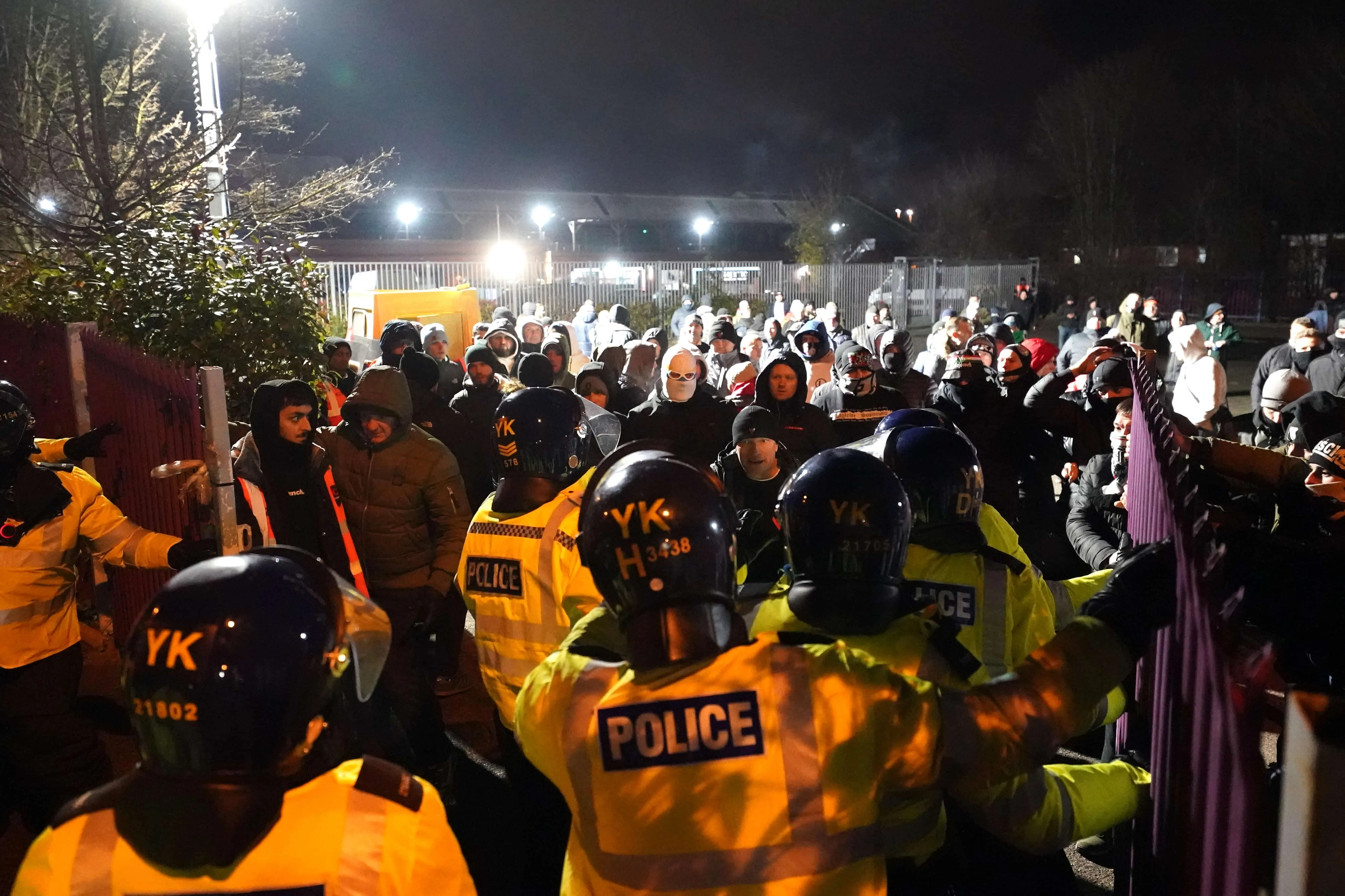 46 presos e alguns feridos: o sangrento confronto entre torcedores do L&eacute;gia Vars&oacute;via e a pol&iacute;cia inglesa