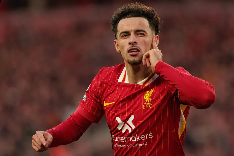 Curtis Jones celebra gol pelo Liverpool 