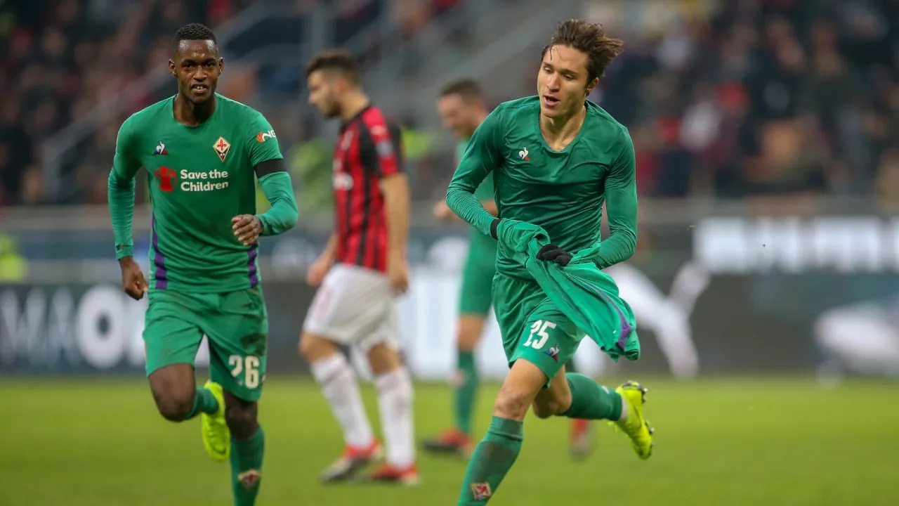 A Fiorentina imp&ocirc;s uma derrota ao Milan em San Siro com um belo gol de Chiesa