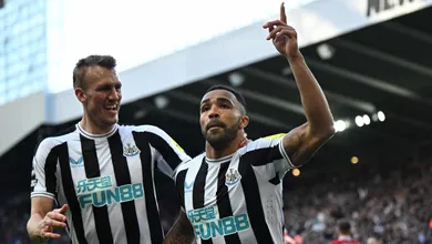 Aqui se faz, aqui se paga: Newcastle bate Manchester United e rouba terceiro lugar