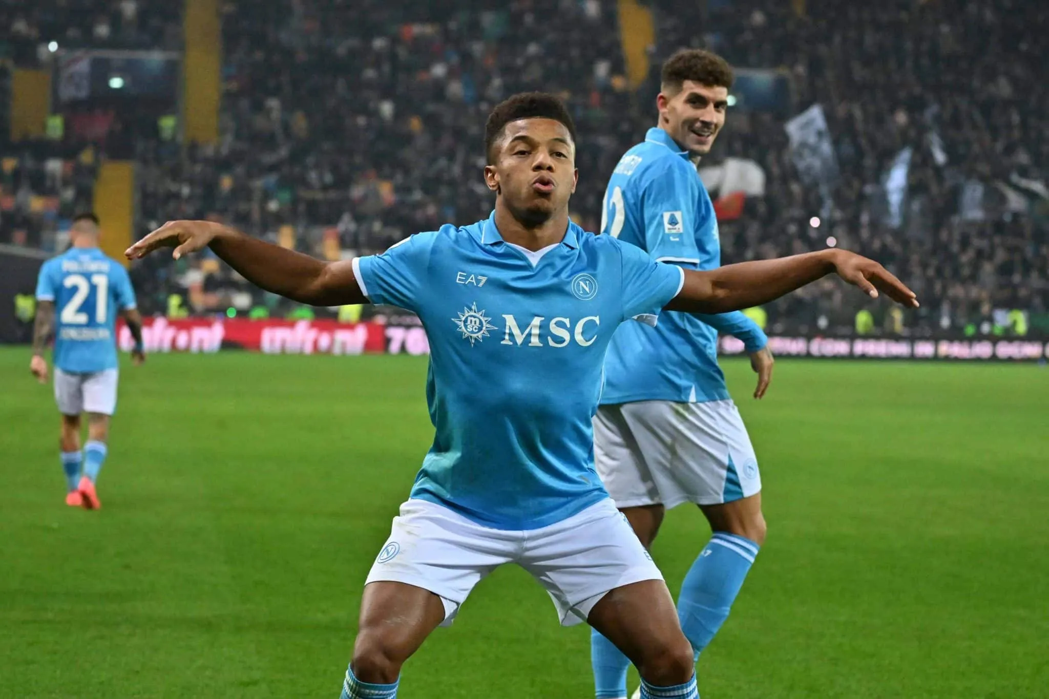 Com sorte e gol quase antol&oacute;gico, David Neres &eacute; decisivo em virada do Napoli