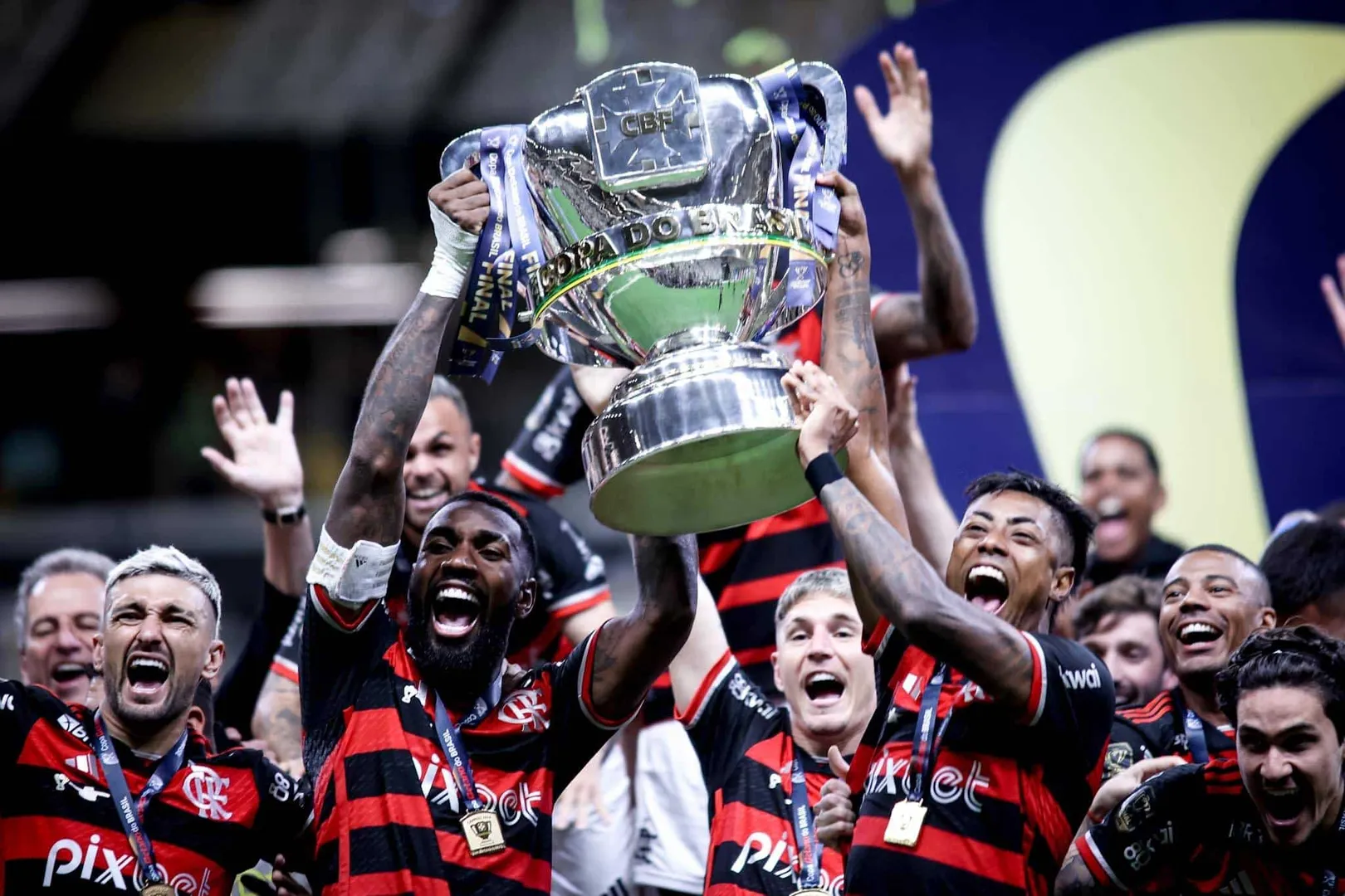 Gerson e Bruno Henrique erguem ta&ccedil;a da Copa do Brasil 2024