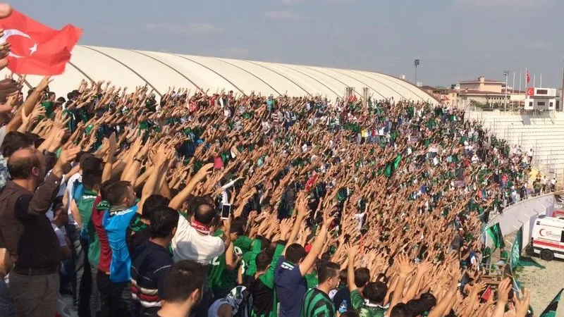 Este era o clima nas arquibancadas para um d&eacute;rbi da quinta divis&atilde;o na Turquia