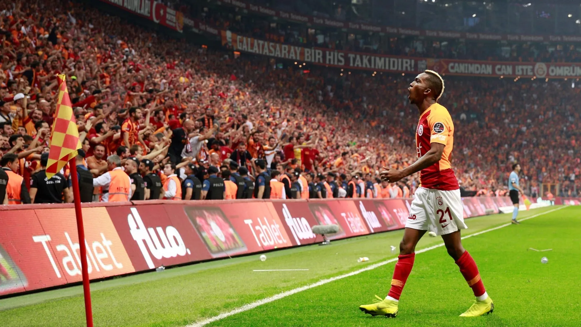 Galatasaray reverte vantagem e, em duelo direto com Basaksehir, vence e garante 22&ordm; t&iacute;tulo turco