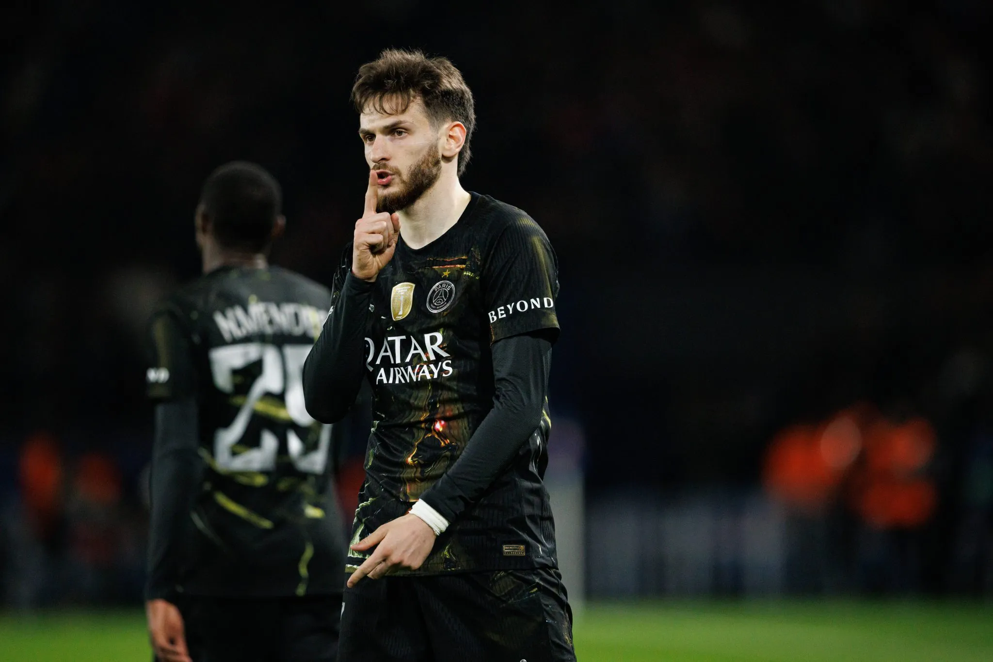 Khvicha Kvaratskhelia, em atua&ccedil;&atilde;o pelo PSG (Foto: IMAGO / Ball Raw Images)