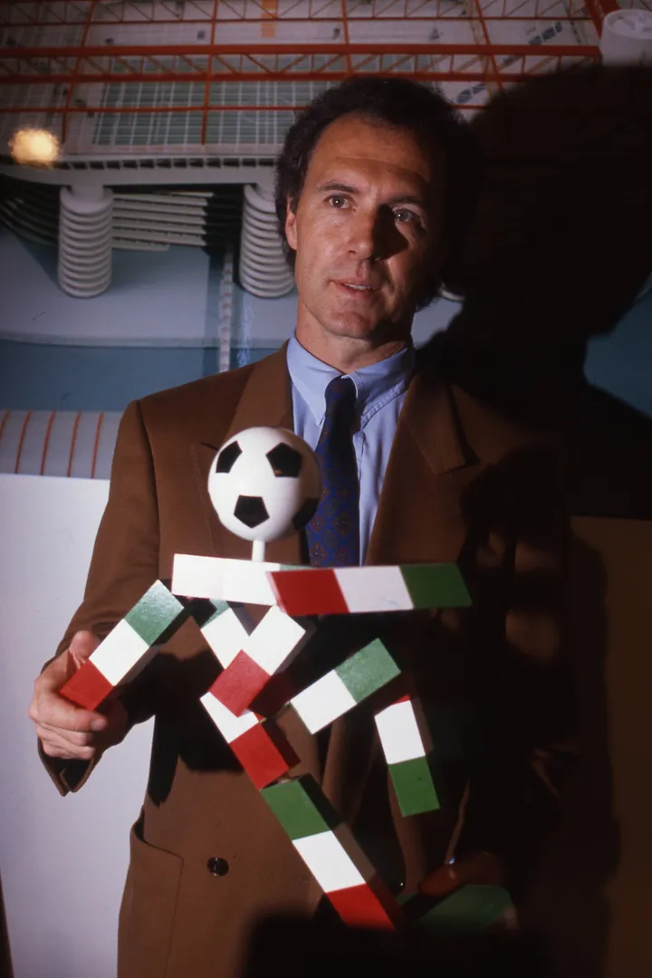 Franz Beckenbauer com o mascote Ciao. &Iacute;dolo alem&atilde;o conduziu a Alemanha Ocidental ao t&iacute;tulo da Copa de 1990