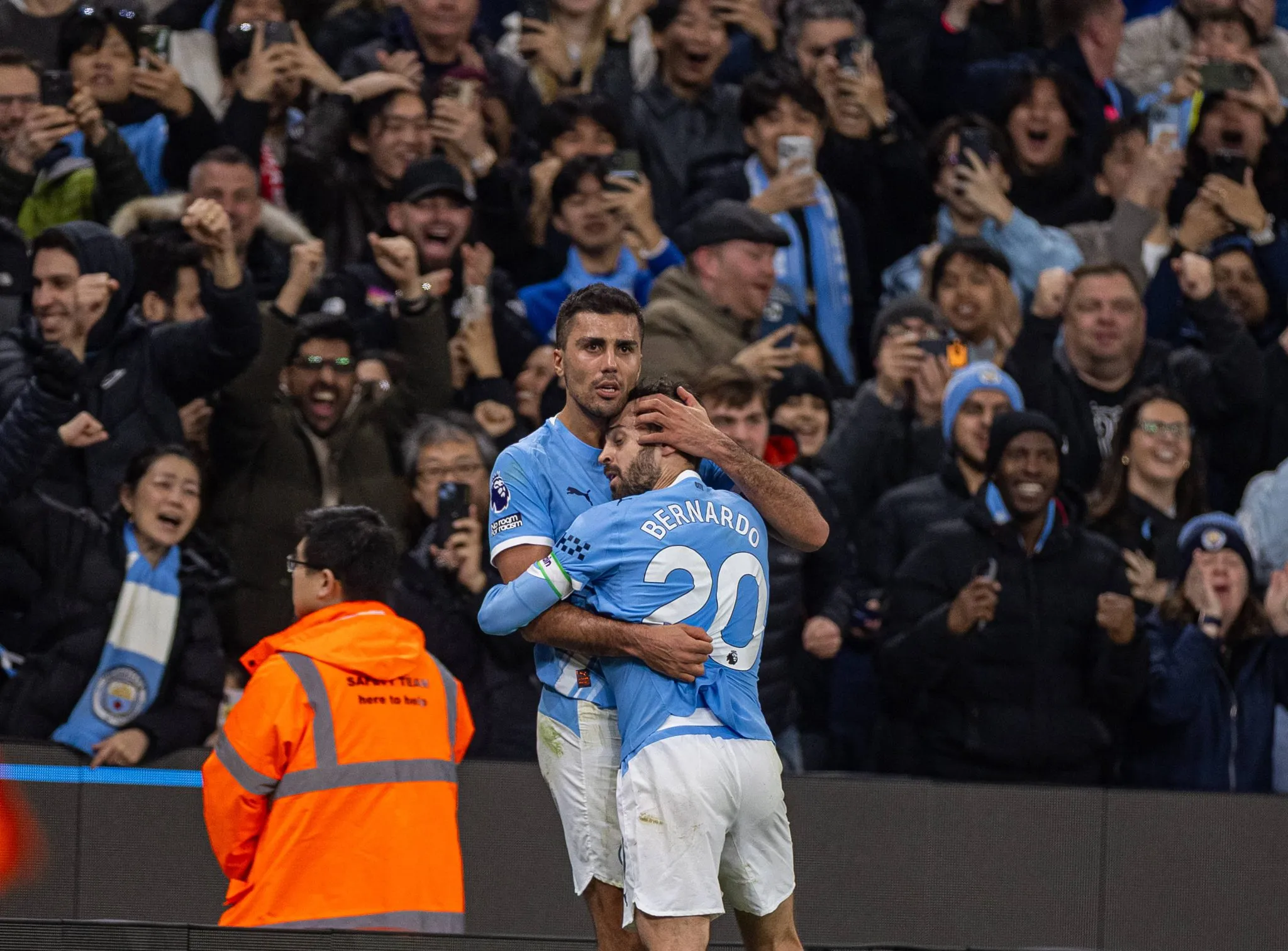 Rodri e Bernardo Silva ap&oacute;s gol do Manchester City