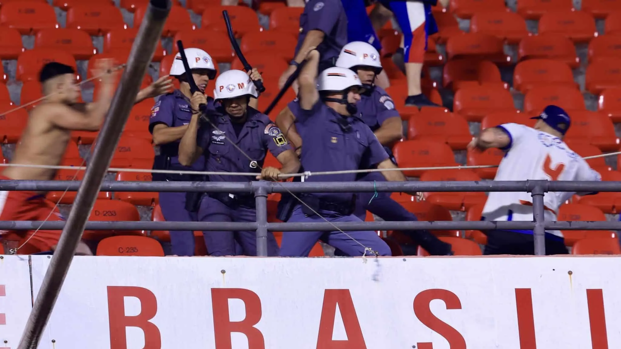 21 torcedores do Nacional-URU s&atilde;o detidos ap&oacute;s briga em jogo do S&atilde;o Paulo no MorumBIS