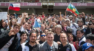 O Colo-Colo abriu seu est&aacute;dio e mais de 1,5 mil pessoas participaram de um grande debate sobre os rumos do Chile