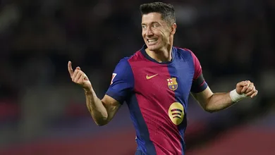 Lewandowski se equipara a Messi e Cristiano Ronaldo ao comandar passeio do Barcelona