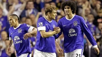 Van Quem? Everton domina United na estreia de Van Persie