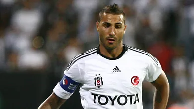 Em um lance, duas pinturas do Besiktas: lan&ccedil;amento de trivela de Talisca e dom&iacute;nio de letra de Quaresma